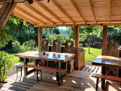 Vanaf Zomer 2024, nieuwe tafels met overkapping.