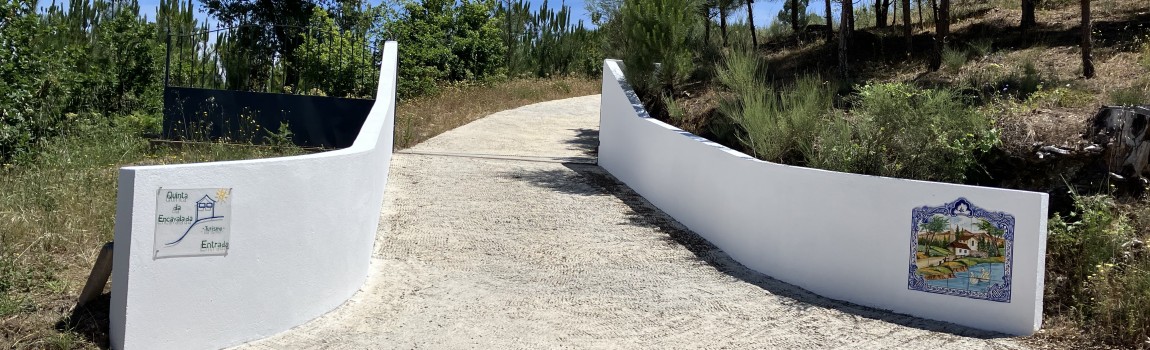 Poortmuren geschilderd en mooi nieuw bord Quinta da Encavalada